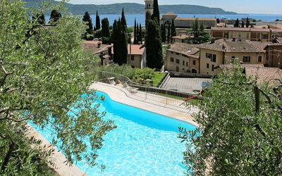 Toscolano 608: Agua, Cielo, Planta, Propiedad, Edificio, Azur, Árbol, Paisaje Natural, Cuerpo De Agua, Piscina