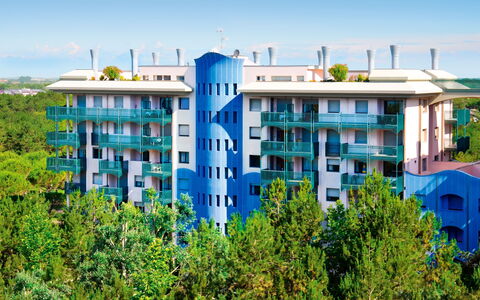 Bibione 626: Cielo, Edificio, Propiedad, Ventana, Diseño Urbano, El Terreno Del Lote, Hierba, Árbol, Planta, Condominio