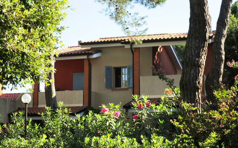 Bibione 631: Planta, Edificio, Cielo, Propiedad, Ventana, Planta De La Comunidad, Hoja, Árbol, Sombra, Madera