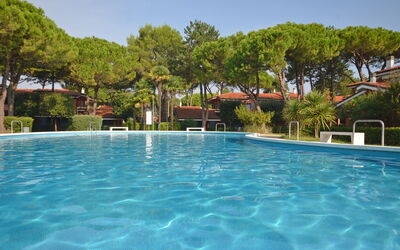 Bibione 631: Agua, Cielo, Planta, Piscina, Árbol, Casa, Edificio, Balneario, Mueble Para Exteriores, Arecales