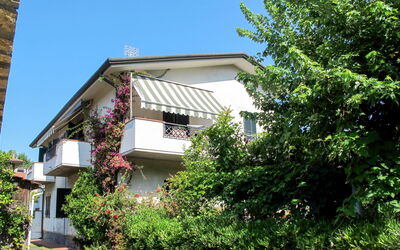 Marina di Massa 621: Casa, Propiedad, Casa, Edificio, Cabaña, Bienes Raíces, Barrio Residencial, Arquitectura, Barrio, Botánica