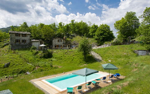 Fabbriche di Vallico 627: Nube, Cielo, Propiedad, Planta, Piscina, Árbol, Mueble Para Exteriores, El Terreno Del Lote, Edificio, Sombra