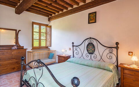 Camaiore 680: Habitación, Propiedad, Cama, Habitación, Mueble, Marco De La Cama, Edificio, Sábana, Casa, Techo