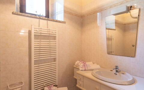Dicomano 612: Espejo, Grifo, Arreglo De Tubería, Mueble De Baño, Propiedad, Lavabo Del Baño, Lavabo, Baño, Ventana, Madera