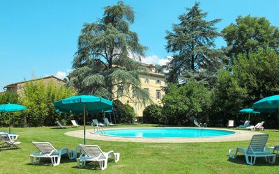 Pergine Valdarno 639: Planta, Cielo, Agua, Propiedad, Edificio, Mueble, Piscina, Paraguas, Verde, Azur