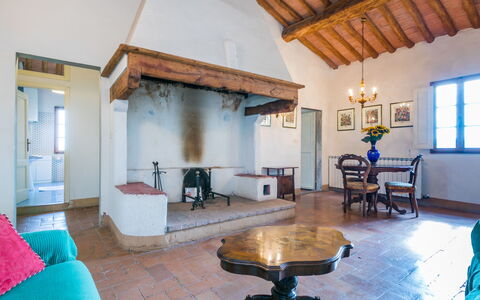 Casa Girasole (Smn101): Mesa, Mueble, Propiedad, Edificio, Sofá, Azul, Madera, Diseño De Interiores, Piso, Sala
