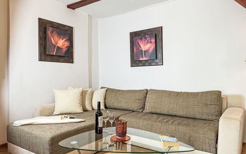 Jana: Mueble, Sofá, Diseño De Interiores, Suelo, Piso, Sala, Habitación, Casa, Encendiendo, Amortiguar