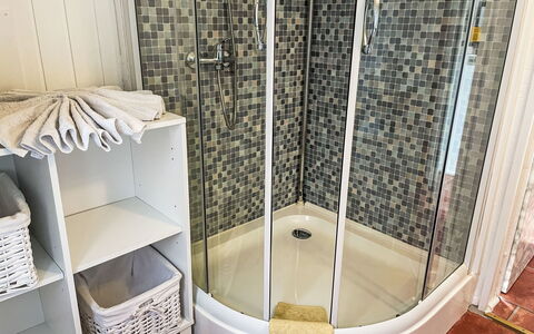 Jana: Baño, Arreglo De Tubería, Piso, Suelo, Diseño De Interiores, Baño, Asiento Del Baño, Plomería, Loseta, Puerta De La Ducha
