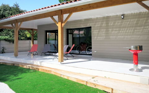 Yara: Propiedad, Casa, Patio, Edificio, Pérgola, Techo, Patio Interior, Casa, Sombra, Porche