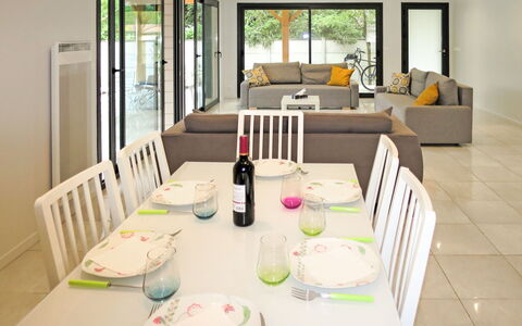 Yara: Habitación, Comedor, Propiedad, Mueble, Diseño De Interiores, Casa, Mesa, Casa, Edificio, Sala