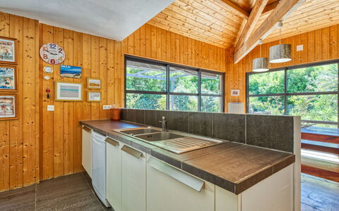 Les Bains Douche: Gabinetes, Propiedad, Mueble, Mostrador, Ventana, Madera, Edificio, Cocina, Diseño De Interiores, Suelo