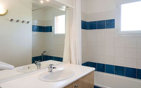 Homps 603: Baño, Propiedad, Habitación, Loseta, Pared, Diseño De Interiores, Grifo, Lavabo, Techo, Edificio