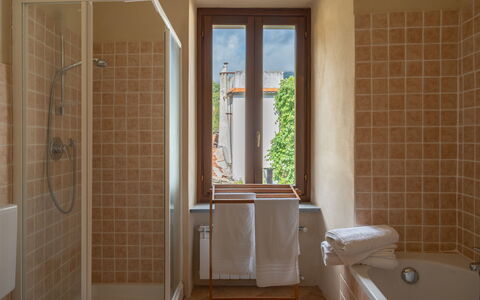 Tavole 603: Baño, Habitación, Propiedad, Loseta, Suelo, Puerta, Arquitectura, Pared, Diseño De Interiores, Casa