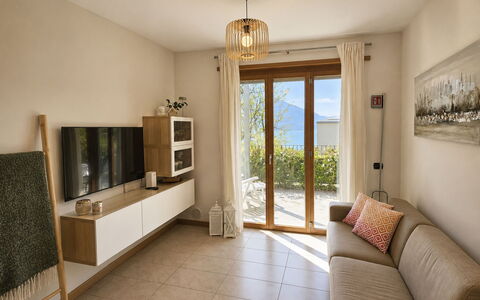 San Vincenzo: Mueble, Diseño De Interiores, Piso, Pared, Madera, Suelo, Techo, Habitación, Televisión, Sala