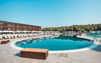 Bibione 653: Agua, Cielo, Edificio, Piscina, Azur, Sunlounger, Mueble Para Exteriores, Árbol, Casa, Condominio