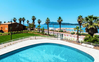 Saint Mandrier 602: Agua, Cielo, Planta, Propiedad, Piscina, Árbol, Balneario, Azur, Mueble Para Exteriores, Ocio
