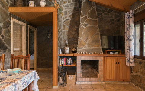 De Piedra: Mesa, Mueble, Gabinetes, Madera, Suelo, Diseño De Interiores, Piso, Silla, Manchas De Madera, Cocina