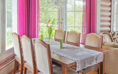 Käpälysmökki: Diseño De Interiores, Mueble, Cubiertas De Ventanas, Textil, Tratamiento De La Ventana, Cortina, Encendiendo, Casa, Rosado, Suelo