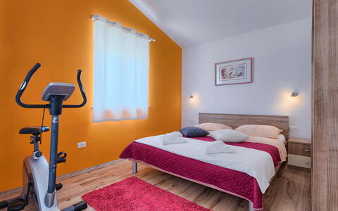 Goldi: Habitación, Cama, Mueble, Habitación, Sábana, Propiedad, Diseño De Interiores, Marco De La Cama, Techo, Suelo