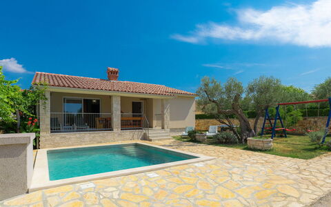 Goldi: Propiedad, Casa, Casa, Bienes Raíces, Edificio, Barrio Residencial, Piscina, Inmuebles, Villa, Arquitectura