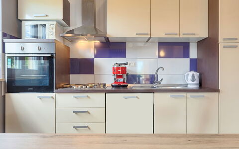 Goldi: Gabinetes, Mostrador, Fregadero, Grifo, Mueble, Edificio, Lavabo, Estufa De Cocina, Aparato De Cocina, Cocina