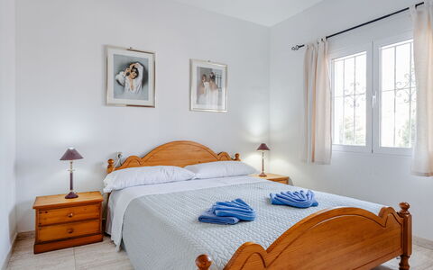 Estrella: Mueble, Cama, Habitación, Diseño De Interiores, Suelo, Techo, Piso, Sábana, Lecho, Marco De La Cama