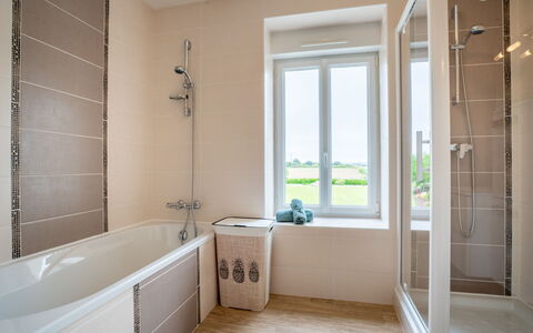 L'Oasis: Bañera, Propiedad, Arreglo De Tubería, Ventana, Madera, Diseño De Interiores, Baño, Suelo, Casa
