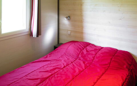 Cazals 652: Habitación, Habitación, Propiedad, Mueble, Rojo, Cama, Sábana, Lecho, Suelo, Diseño De Interiores