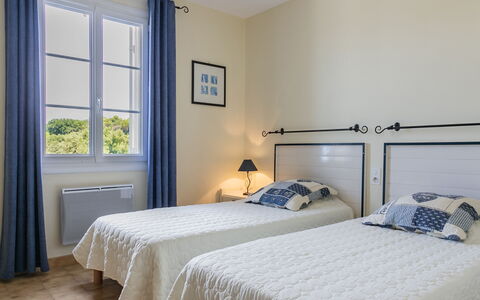 Domaine de Majobert: Propiedad, Mueble, Ventana, Azur, Comodidad, Madera, Sombra, Diseño De Interiores, Cama