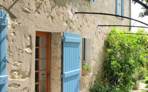 Mas de L'Adrech: Ventana, Planta, Edificio, Puerta, Azul, Madera, Casa, Superficie De La Carretera, Fachada