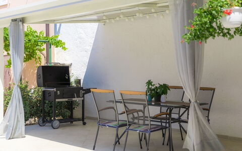 Villa Karmen: Planta, Propiedad, Edificio, Mueble, Mesa, Flor, Sombra, Diseño De Interiores, Silla, Arquitectura