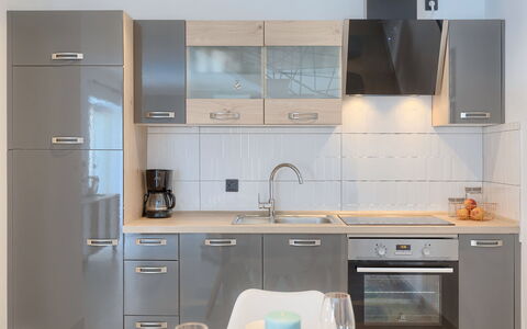 Villa Karmen: Grifo, Gabinetes, Lavabo, Fregadero, Mueble, Mostrador, Arreglo De Tubería, Estufa De Cocina, Aparato De Cocina, Cocina
