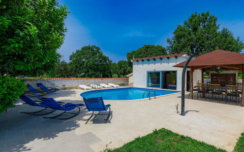 Jadranka: Planta, Cielo, Agua, Piscina, Azur, Edificio, Mueble Para Exteriores, Sombra, Árbol, El Terreno Del Lote