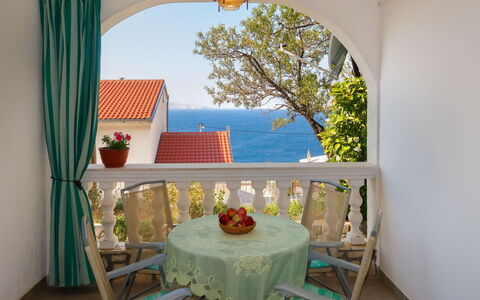 Donata: Habitación, Propiedad, Mueble, Verde, Diseño De Interiores, Turquesa, Casa, Edificio, Bienes Raíces, Mesa
