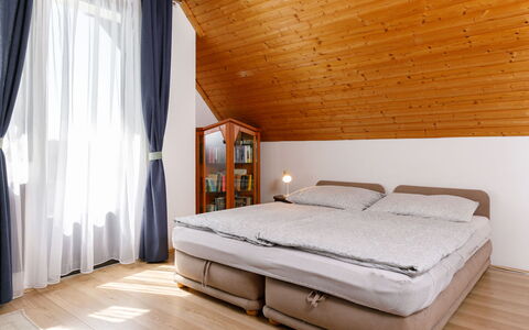 Antal: Habitación, Diseño De Interiores, Cama, Piso, Madera, Suelo, Mueble, Sábana, Lecho, Textil
