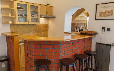 Csonka: Mueble, Madera, Diseño De Interiores, Piso, Taburete De Bar, Mostrador, Manchas De Madera, Gabinetes, Silla, Cocina