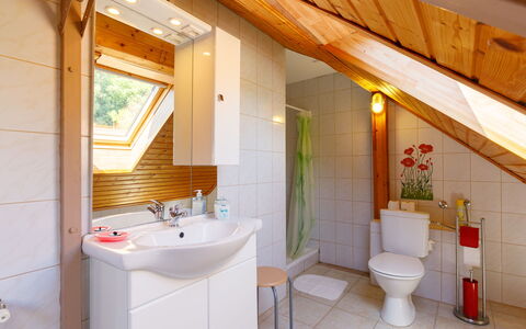 Fokas: Espejo, Arreglo De Tubería, Grifo, Lavabo, Edificio, Propiedad, Baño, Diseño De Interiores, Mueble De Baño, Lavabo Del Baño