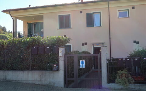 Roseto: Planta, Edificio, Propiedad, Ventana, Cielo, Puerta, Casa, Barrio Residencial, Fachada