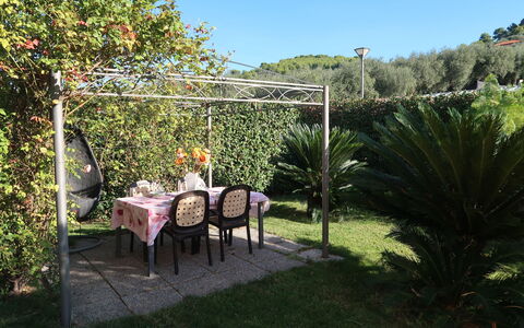 Roseto: Cielo, Planta, Planta De La Comunidad, Mesa Al Aire Libre, Silla, Árbol, Mueble Para Exteriores, Paisaje Natural, Mesa, Hierba