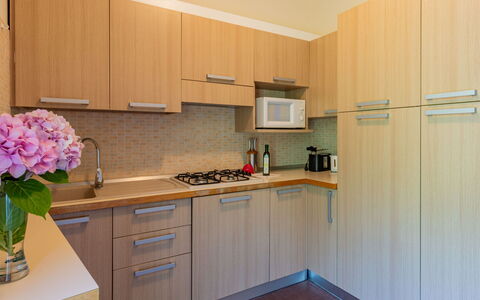 Garda 713: Gabinetes, Mostrador, Flor, Edificio, Aparato De Cocina, Estufa De Cocina, Diseño De Interiores, Fregadero, Cocina, Madera