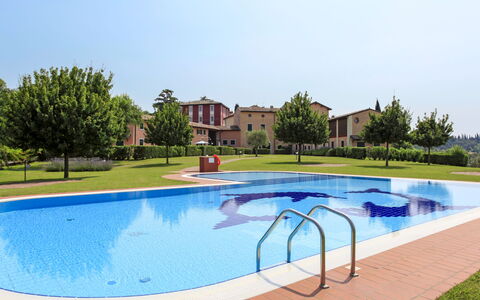Garda 714: Agua, Cielo, Planta, Piscina, Árbol, Rectángulo, Edificio, Mueble Para Exteriores, Sombra, Ocio