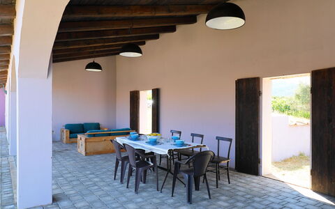 Oliviola: Propiedad, Edificio, Habitación, Casa, Mesa, Arquitectura, Mueble, Diseño De Interiores, Bienes Raíces, Suelo