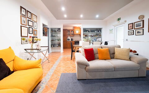Nazaré 611: Sofá, Marco, Mueble, Propiedad, Comodidad, Naranja, Diseño De Interiores, Suelo, Sala, Piso