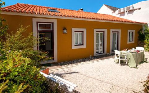 Nazaré 611: Propiedad, Casa, Edificio, Casa, Bienes Raíces, Cabaña, Fachada, Techo, Villa, Inmuebles