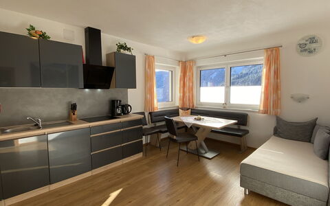 Schöser: Mueble, Sofá, Mostrador, Mesa, Gabinetes, Ventana, Edificio, Madera, Diseño De Interiores, Arquitectura