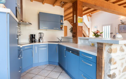 Les Mouettes: Gabinetes, Mostrador, Mueble, Grifo, Lavabo, Fregadero, Azul, Cocina, Cajón, Madera