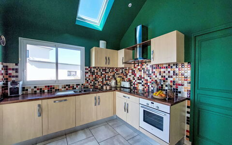 Cassiopée: Cocina, Piso, Diseño De Interiores, Electrodoméstico, Aparato De Cocina, Mostrador, Suelo, Techo, Gabinetes, Habitación