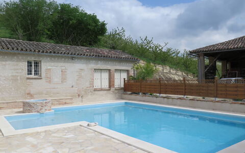 Touzy: Agua, Nube, Cielo, Piscina, Edificio, Ventana, Planta, Azur, Sombra, Madera