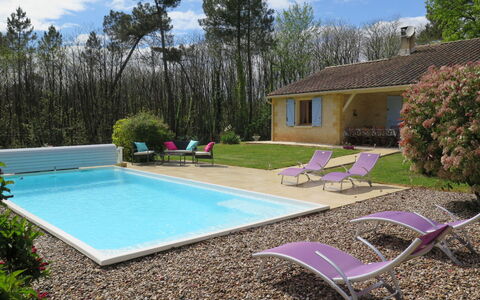 Au Cayroux: Agua, Nube, Planta, Propiedad, Mueble, Cielo, Piscina, Edificio, Silla, Sombra