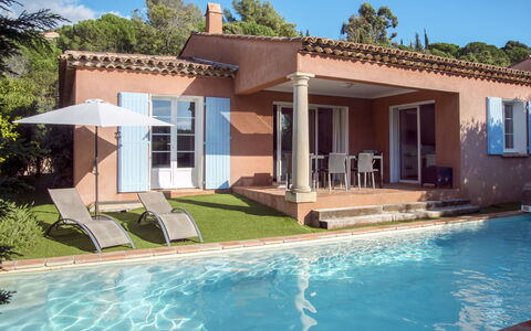 Domaine de L'Eilen V68I: Agua, Planta, Propiedad, Cielo, Ventana, Edificio, Piscina, Árbol, Azur, Sombra